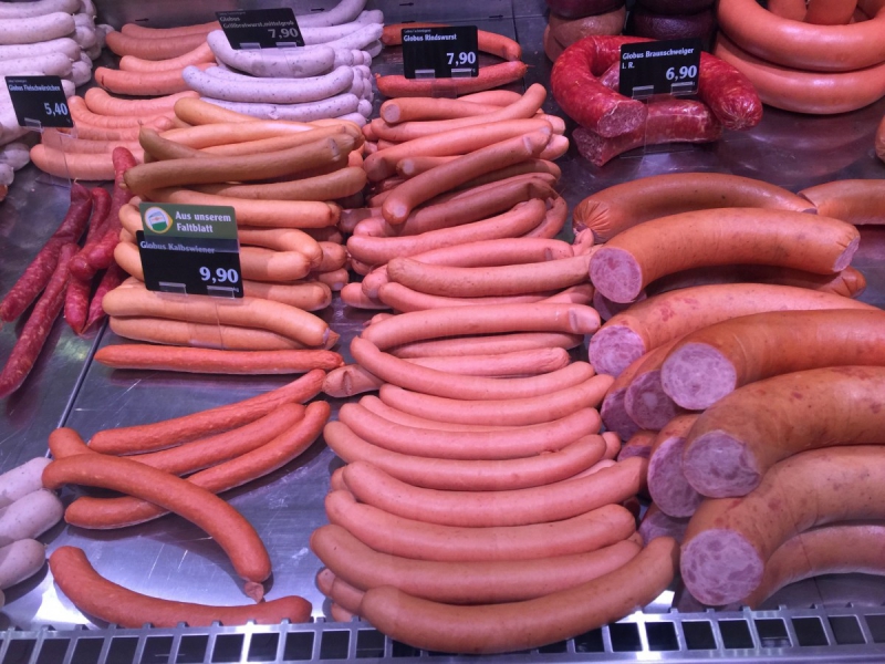 charcuterie-ST VALLIER DE THIEY-min_sausages_meat_butchery-1069321